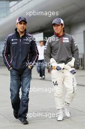 (L to R): Pastor Maldonado (VEN) Williams with Kamui Kobayashi (JPN) Sauber. 13.04.2012. Formula 1 World Championship, Rd 3, Chinese Grand Prix, Shanghai, China, Practice Day