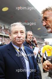 (L to R): Jean Todt (FRA) FIA President on the grid with Eddie Jordan (IRE) BBC Television Pundit. 15.04.2012. Formula 1 World Championship, Rd 3, Chinese Grand Prix, Shanghai, China, Race Day