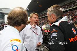 (L to R): Robert Fearnley (GBR) Sahara Force India F1 Team with Mika Hakkinen (FIN) and Martin Whitmarsh (GBR) McLaren Chief Executive Officer on the grid. 15.04.2012. Formula 1 World Championship, Rd 3, Chinese Grand Prix, Shanghai, China, Race Day