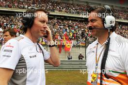 (L to R): Sam Michael (AUS) McLaren Sporting Director with Andy Stevenson (GBR) Sahara Force India F1 Team Manager on the grid. 15.04.2012. Formula 1 World Championship, Rd 3, Chinese Grand Prix, Shanghai, China, Race Day