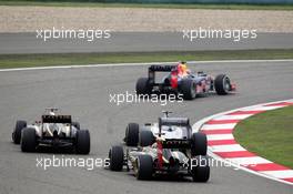 Mark Webber (AUS) Red Bull Racing RB8 leads Romain Grosjean (FRA) Lotus F1 E20; Bruno Senna (BRA) Williams FW34 and Romain Grosjean (FRA) Lotus F1 E20. 15.04.2012. Formula 1 World Championship, Rd 3, Chinese Grand Prix, Shanghai, China, Race Day