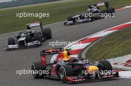 Mark Webber (AUS), Red Bull Racing leads Bruno Senna (BRA), Williams F1 Team  15.04.2012. Formula 1 World Championship, Rd 3, Chinese Grand Prix, Shanghai, China, Race Day