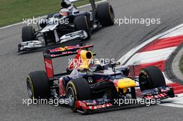 Sebastian Vettel (GER) Red Bull Racing RB8 leads Pastor Maldonado (VEN) Williams FW34. 15.04.2012. Formula 1 World Championship, Rd 3, Chinese Grand Prix, Shanghai, China, Race Day