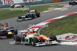 Paul di Resta (GBR) Sahara Force India VJM05 leads Sebastian Vettel (GER) Red Bull Racing RB8. 15.04.2012. Formula 1 World Championship, Rd 3, Chinese Grand Prix, Shanghai, China, Race Day