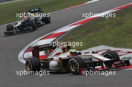 Pedro de la Rosa (ESP), HRT Formula One Team leads Heikki Kovalainen (FIN), Caterham F1 Team  15.04.2012. Formula 1 World Championship, Rd 3, Chinese Grand Prix, Shanghai, China, Race Day