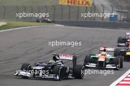 Bruno Senna (BRA) Williams FW34 leads Paul di Resta (GBR) Sahara Force India VJM05. 15.04.2012. Formula 1 World Championship, Rd 3, Chinese Grand Prix, Shanghai, China, Race Day