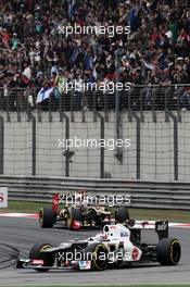 Kamui Kobayashi (JPN) Sauber C31 lead Kimi Raikkonen (FIN) Lotus E20. 15.04.2012. Formula 1 World Championship, Rd 3, Chinese Grand Prix, Shanghai, China, Race Day