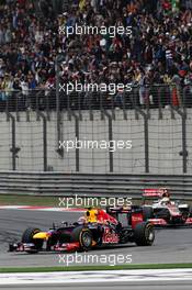 Mark Webber (AUS) Red Bull Racing RB8 leads Lewis Hamilton (GBR) McLaren MP4/27. 15.04.2012. Formula 1 World Championship, Rd 3, Chinese Grand Prix, Shanghai, China, Race Day