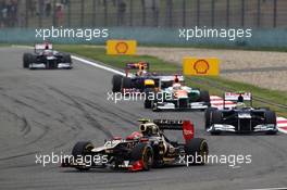 Romain Grosjean (FRA) Lotus F1 E20 leads Bruno Senna (BRA) Williams FW34. 15.04.2012. Formula 1 World Championship, Rd 3, Chinese Grand Prix, Shanghai, China, Race Day