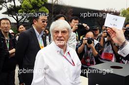 Bernie Ecclestone (GBR) CEO Formula One Group (FOM) with the circuit holding a raffle in the paddock. 14.04.2012. Formula 1 World Championship, Rd 3, Chinese Grand Prix, Shanghai, China, Qualifying Day