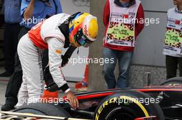 Lewis Hamilton (GBR) McLaren MP4/27 in parc ferme. 14.04.2012. Formula 1 World Championship, Rd 3, Chinese Grand Prix, Shanghai, China, Qualifying Day