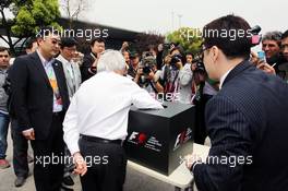 Bernie Ecclestone (GBR) CEO Formula One Group (FOM) with the circuit holding a raffle in the paddock. 14.04.2012. Formula 1 World Championship, Rd 3, Chinese Grand Prix, Shanghai, China, Qualifying Day