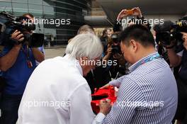 Bernie Ecclestone (GBR) CEO Formula One Group (FOM) signs autographs for the fans. 14.04.2012. Formula 1 World Championship, Rd 3, Chinese Grand Prix, Shanghai, China, Qualifying Day