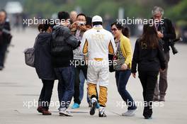 Narain Karthikeyan (IND) Hispania Racing F1 Team (HRT) with fans. 14.04.2012. Formula 1 World Championship, Rd 3, Chinese Grand Prix, Shanghai, China, Qualifying Day