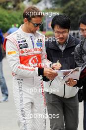 Jenson Button (GBR) McLaren signs autographs for the fans. 14.04.2012. Formula 1 World Championship, Rd 3, Chinese Grand Prix, Shanghai, China, Qualifying Day