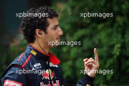 Daniel Ricciardo (AUS) Scuderia Toro Rosso with some sign language. 14.04.2012. Formula 1 World Championship, Rd 3, Chinese Grand Prix, Shanghai, China, Qualifying Day