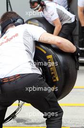 McLaren practice pit stops. 15.04.2012. Formula 1 World Championship, Rd 3, Chinese Grand Prix, Shanghai, China, Race Day