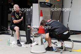 Lotus Renault GP mechanics prepare in the pits. 12.04.2012. Formula 1 World Championship, Rd 3, Chinese Grand Prix, Shanghai, China, Preparation Day