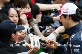 Bruno Senna (BRA) Williams signs autographs for the fans. 12.04.2012. Formula 1 World Championship, Rd 3, Chinese Grand Prix, Shanghai, China, Preparation Day