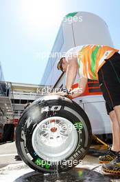 Sahara Force India F1 Team mechanic washes a Pirelli tyre. 11.05.2012. Formula 1 World Championship, Rd 5, Spanish Grand Prix, Barcelona, Spain, Practice Day
