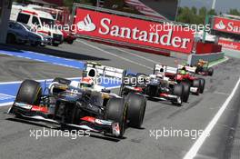 Sergio Perez (MEX) Sauber C31 leads team mate Kamui Kobayashi (JPN) Sauber C31 and Felipe Massa (BRA) Ferrari F2012 into the pits. 11.05.2012. Formula 1 World Championship, Rd 5, Spanish Grand Prix, Barcelona, Spain, Practice Day