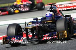 Daniel Ricciardo (AUS) Scuderia Toro Rosso STR7 leads Mark Webber (AUS) Red Bull Racing RB8. 11.05.2012. Formula 1 World Championship, Rd 5, Spanish Grand Prix, Barcelona, Spain, Practice Day