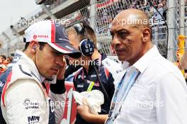 Pastor Maldonado (VEN) Williams on the grid with his father. 10.05.2012. Formula 1 World Championship, Rd 5, Spanish Grand Prix, Barcelona, Spain, Race Day