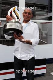 The father of Pastor Maldonado (VEN) Williams with his sons' race winner's trophy. 10.05.2012. Formula 1 World Championship, Rd 5, Spanish Grand Prix, Barcelona, Spain, Race Day