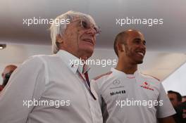 (L to R): Bernie Ecclestone (GBR) CEO Formula One Group (FOM) and Lewis Hamilton (GBR) McLaren. 12.05.2012. Formula 1 World Championship, Rd 5, Spanish Grand Prix, Barcelona, Spain, Qualifying Day