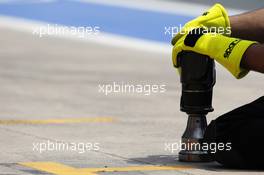 Mechanic with an air gun. 22.06.2012. Formula 1 World Championship, Rd 8, European Grand Prix, Valencia, Spain, Practice Day