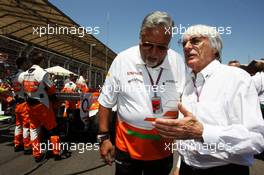 (L to R): Dr. Vijay Mallya (IND) Sahara Force India F1 Team Owner with Bernie Ecclestone (GBR) CEO Formula One Group (FOM) on the grid. 24.06.2012. Formula 1 World Championship, Rd 8, European Grand Prix, Valencia, Spain, Race Day