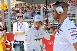 (L to R): Nico Rosberg (GER) Mercedes AMG F1 with Daniel Schloesser (GER) Personal Trainer on the grid. 24.06.2012. Formula 1 World Championship, Rd 8, European Grand Prix, Valencia, Spain, Race Day