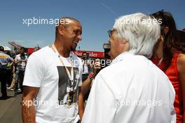 (L to R): Roberto Carlos (BRA) Football Player with Bernie Ecclestone (GBR) CEO Formula One Group (FOM) and Fabiana Flosi (BRA). 24.06.2012. Formula 1 World Championship, Rd 8, European Grand Prix, Valencia, Spain, Race Day