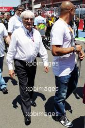 (L to R): Bernie Ecclestone (GBR) CEO Formula One Group (FOM) with Roberto Carlos (BRA) Football Player on the grid. 24.06.2012. Formula 1 World Championship, Rd 8, European Grand Prix, Valencia, Spain, Race Day
