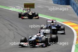 Kamui Kobayashi (JPN) Sauber C31 leads Pastor Maldonado (VEN) Williams FW34. 24.06.2012. Formula 1 World Championship, Rd 8, European Grand Prix, Valencia, Spain, Race Day