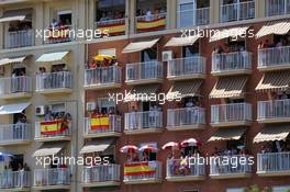 Fans in the surrounding buildings. 24.06.2012. Formula 1 World Championship, Rd 8, European Grand Prix, Valencia, Spain, Race Day