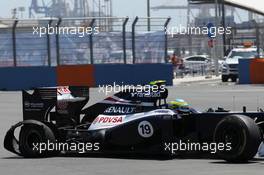 Bruno Senna (BRA) Williams FW34 with a puncture after contact with Kamui Kobayashi (JPN) Sauber C31. 24.06.2012. Formula 1 World Championship, Rd 8, European Grand Prix, Valencia, Spain, Race Day
