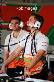 Sahara Force India F1 Team mechanics during qualifying. 23.06.2012. Formula 1 World Championship, Rd 8, European Grand Prix, Valencia, Spain, Qualifying Day