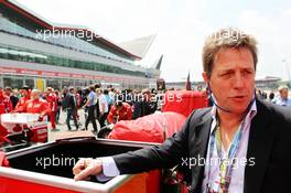 Hugh Grant (GBR) Actor on the grid. 08.07.2012. Formula 1 World Championship, Rd 9, British Grand Prix, Silverstone, England, Race Day