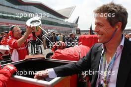 Hugh Grant (GBR) Actor on the grid. 08.07.2012. Formula 1 World Championship, Rd 9, British Grand Prix, Silverstone, England, Race Day