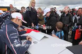 Pastor Maldonado (VEN) Williams signs autographs for the fans. 07.07.2012. Formula 1 World Championship, Rd 9, British Grand Prix, Silverstone, England, Qualifying Day