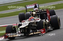 Romain Grosjean (FRA) Lotus F1 E20 leads Pastor Maldonado (VEN) Williams FW34. 07.07.2012. Formula 1 World Championship, Rd 9, British Grand Prix, Silverstone, England, Qualifying Day
