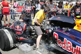 Mechanics working on the car of Mark Webber (AUS), Red Bull Racing 22.07.2012. Formula 1 World Championship, Rd 10, German Grand Prix, Hockenheim, Germany, Race Day