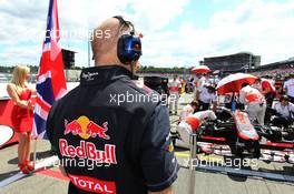 Adrian Newey (GBR) Red Bull Racing Chief Technical Officer looks at the McLaren MP4/27 on the grid. 22.07.2012. Formula 1 World Championship, Rd 10, German Grand Prix, Hockenheim, Germany, Race Day