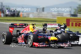 Mark Webber (AUS) Red Bull Racing RB8 and Bruno Senna (BRA) Williams FW34 battle for position at the start of the race. 29.07.2012. Formula 1 World Championship, Rd 11, Hungarian Grand Prix, Budapest, Hungary, Race Day