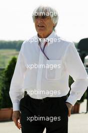 Bernie Ecclestone (GBR) CEO Formula One Group (FOM). 28.07.2012. Formula 1 World Championship, Rd 11, Hungarian Grand Prix, Budapest, Hungary, Qualifying Day