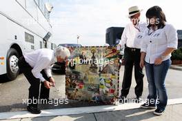 (L to R): Bernie Ecclestone (GBR) CEO Formula One Group (FOM); Peter Gerstl (HUN) Hungarian GP Promoter and the daughter of Tamas Frank (HUN) with a Hungarian Grand Prix montage by artist Mark Dickens. 29.07.2012. Formula 1 World Championship, Rd 11, Hungarian Grand Prix, Budapest, Hungary, Race Day