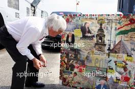 Bernie Ecclestone (GBR) CEO Formula One Group (FOM) takes a closer look at a Hungarian Grand Prix montage by artist Mark Dickens. 29.07.2012. Formula 1 World Championship, Rd 11, Hungarian Grand Prix, Budapest, Hungary, Race Day