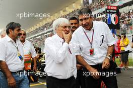 Bernie Ecclestone (GBR) CEO Formula One Group (FOM) with Pasquale Lattuneddu (ITA) of the FOM on the grid. 28.10.2012. Formula 1 World Championship, Rd 17, Indian Grand Prix, New Delhi, India, Race Day.