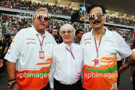(L to R): Dr. Vijay Mallya (IND) Sahara Force India F1 Team Owner on the grid with Bernie Ecclestone (GBR) CEO Formula One Group (FOM) and Subrata Roy Sahara (IND) Sahara Chairman. 28.10.2012. Formula 1 World Championship, Rd 17, Indian Grand Prix, New Delhi, India, Race Day.